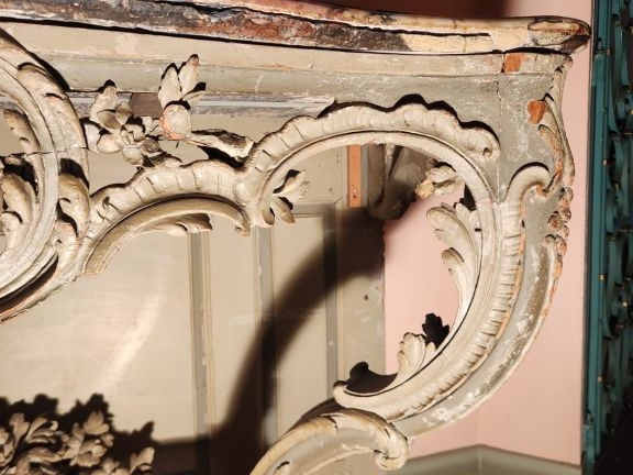 Console Louis XV en bois laqué gris, sculpté et ajouré à décor de roca
