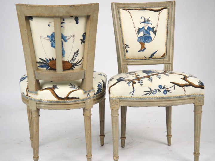 Paire de chaises Napoléon III de style Louis XVI en bois laqué gris, g