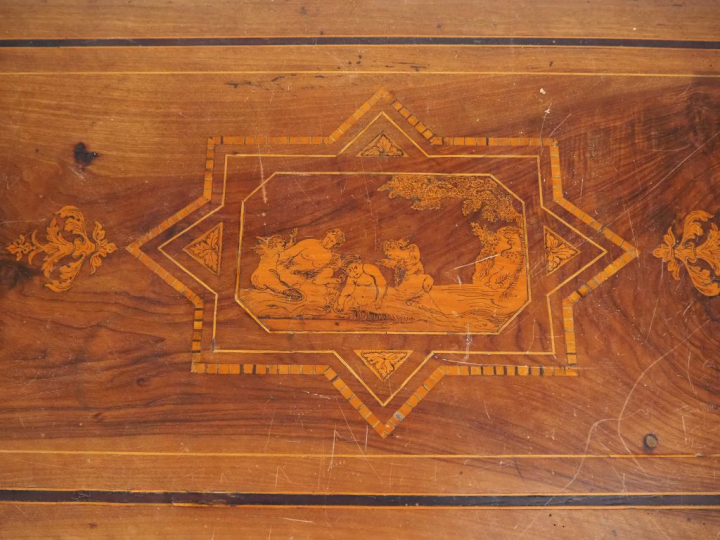 Commode italienne fin XVIIIème début XIXème en marqueterie, à décor su