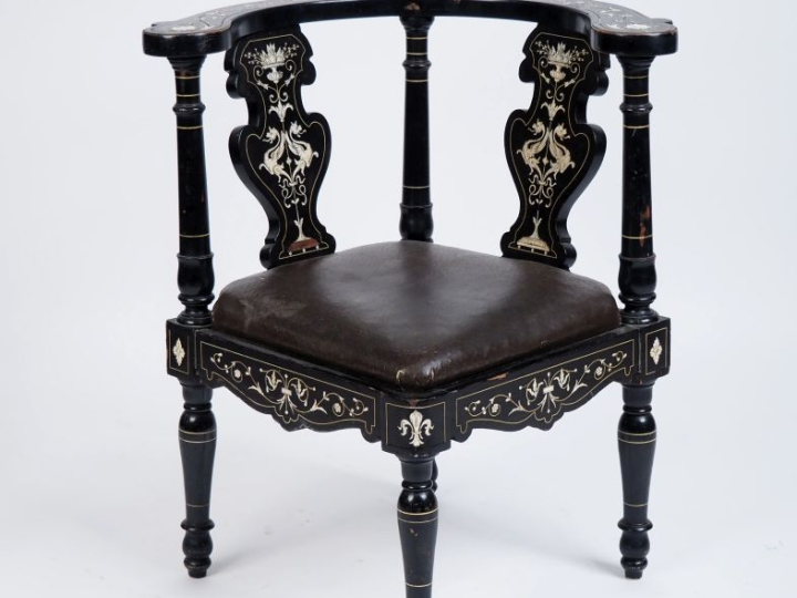 Fauteuil d'angle italien XIXème en marqueterie, à décor de griffons, d