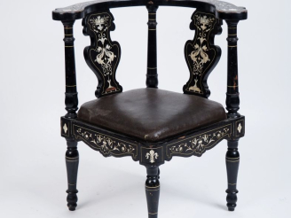 Vente aux enchères Fauteuil d'angle italien XIXème en marqueterie, à décor de griffons, d