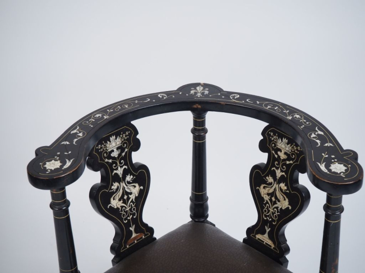 Fauteuil d'angle italien XIXème en marqueterie, à décor de griffons, d