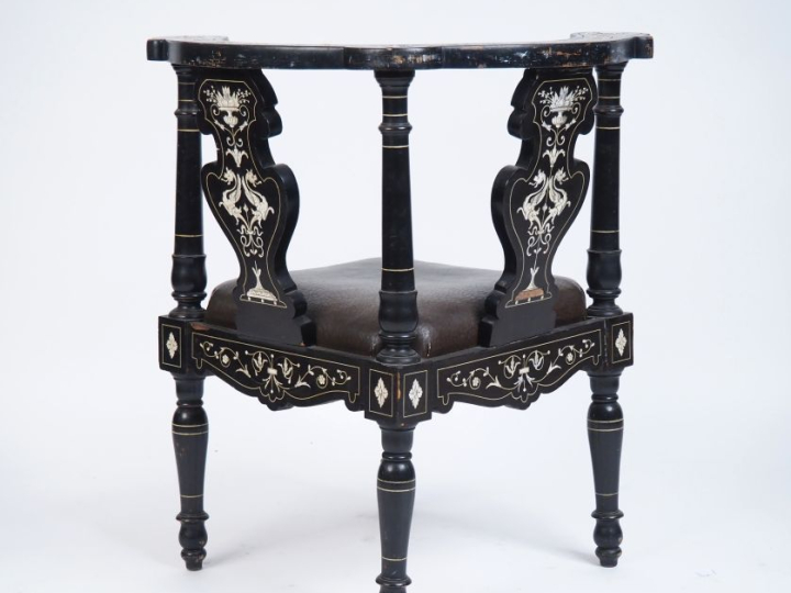 Fauteuil d'angle italien XIXème en marqueterie, à décor de griffons, d