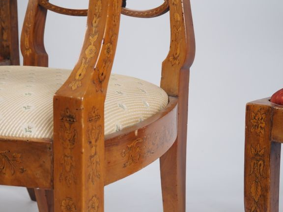 Fauteuil italien début XIXème en marqueterie, à décor damours, d'oisea
