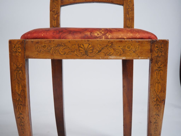 Fauteuil italien début XIXème en marqueterie, à décor damours, d'oisea