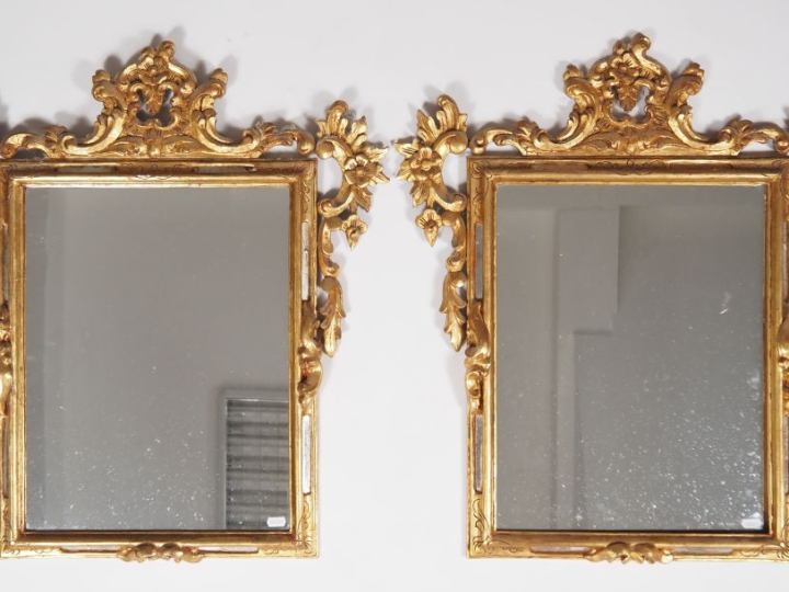 Paire de miroirs à parecloses de style italien en stuc doré, à décor d
