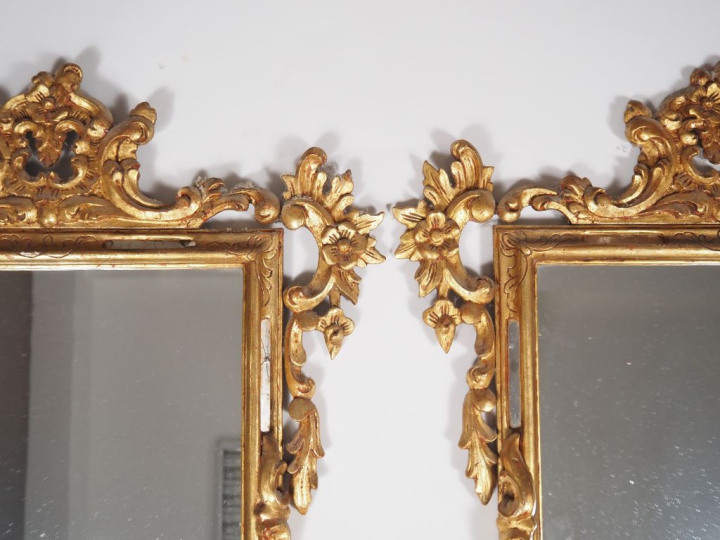 Paire de miroirs à parecloses de style italien en stuc doré, à décor d
