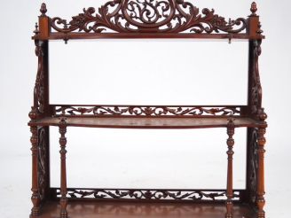 Vente aux enchères Etagère murale Napoléon III en acajou et placage d'acajou, à décor de 