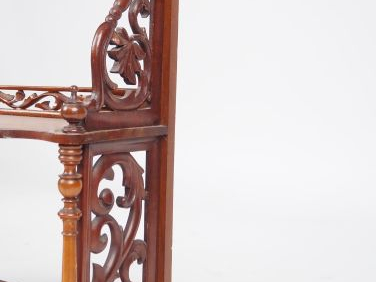 Etagère murale Napoléon III en acajou et placage d'acajou, à décor de 