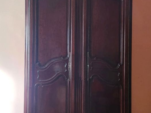 Armoire de port Louis XV en acajou et marqueterie, à décor de cannelur