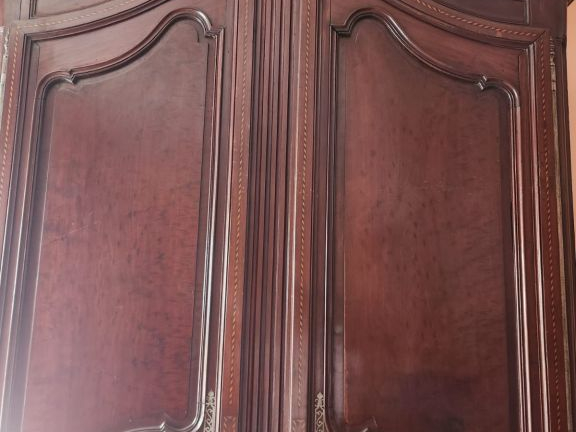 Armoire de port Louis XV en acajou et marqueterie, à décor de cannelur
