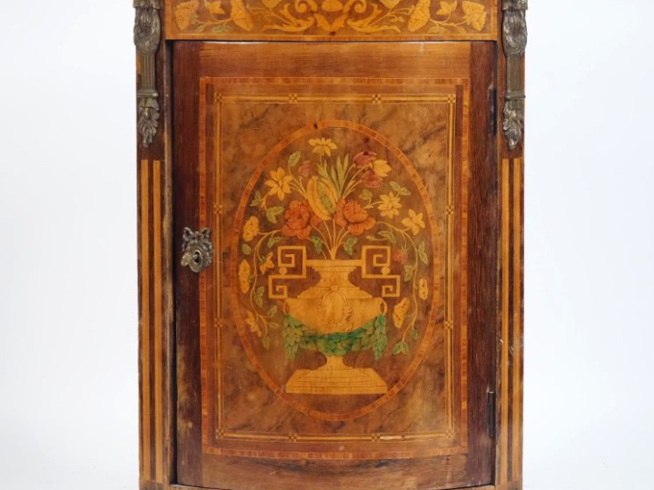 Encoignure de style Louis XVI en marqueterie ouvrant à une porte cintr