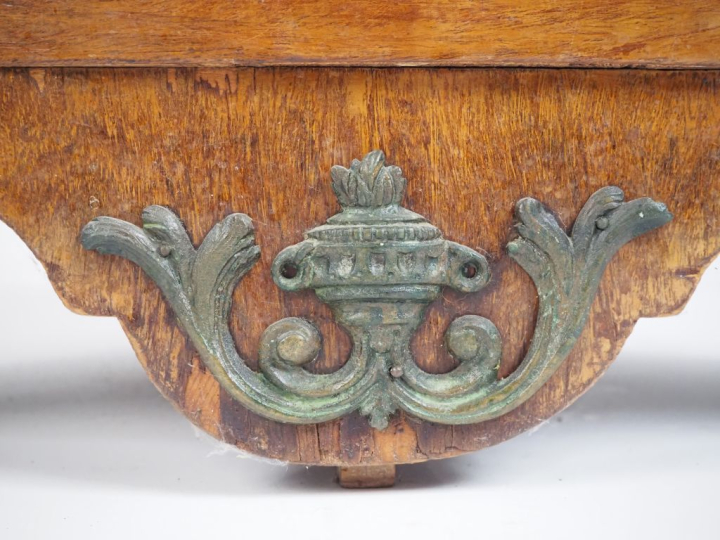 Encoignure de style Louis XVI en marqueterie ouvrant à une porte cintr