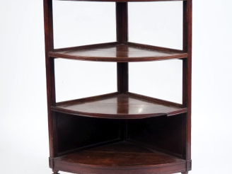 Vente aux enchères Encoignure Louis XVI en acajou et placage d'acajou, quatre plateaux do
