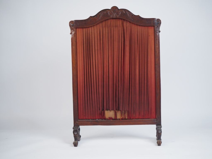 Pare feu Louis XV en bois naturel mouluré et sculpté à décor de coquil