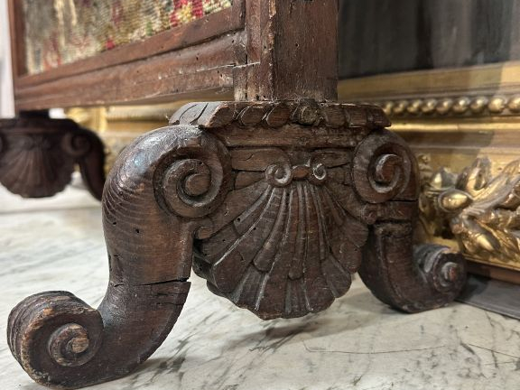 Pare feu Louis XV en bois naturel mouluré et sculpté à décor de coquil
