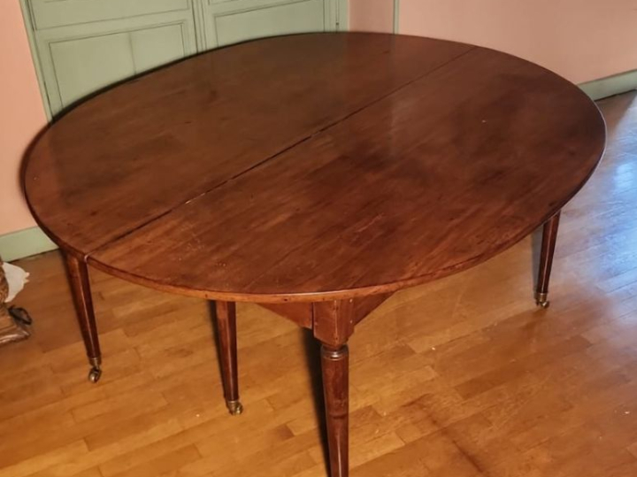Table de salle à manger à allonges Directoire en acajou. Dim. 136 x 16