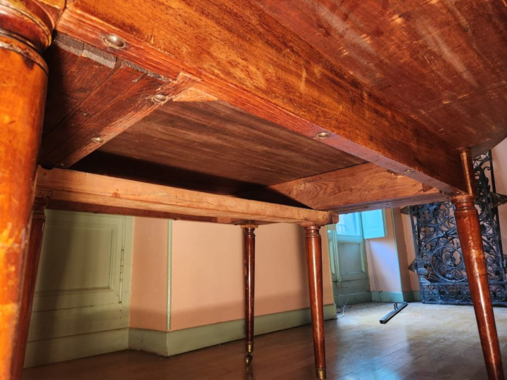 Table de salle à manger à allonges Directoire en acajou. Dim. 136 x 16