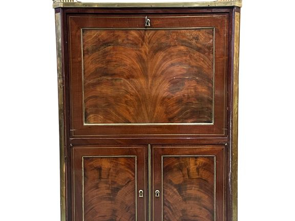 Petit secrétaire à abattant Louis XVI en acajou et placage d'acajou fl