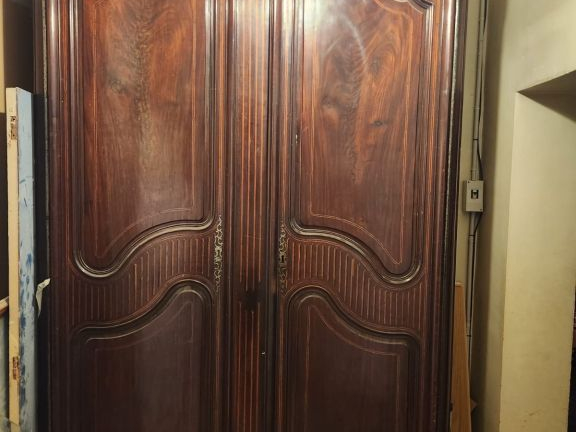 Armoire de port  XVIIIème en acajou et placage d'acajou, à décor en ma