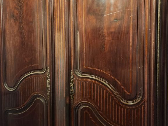 Armoire de port  XVIIIème en acajou et placage d'acajou, à décor en ma