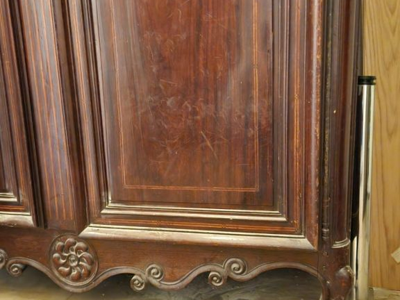 Armoire de port  XVIIIème en acajou et placage d'acajou, à décor en ma
