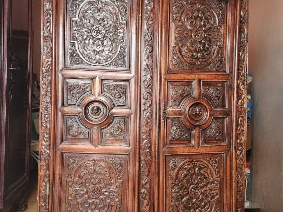 Armoire Louis XIV en noyer mouluré et sculpté à décor de rinceaux feui