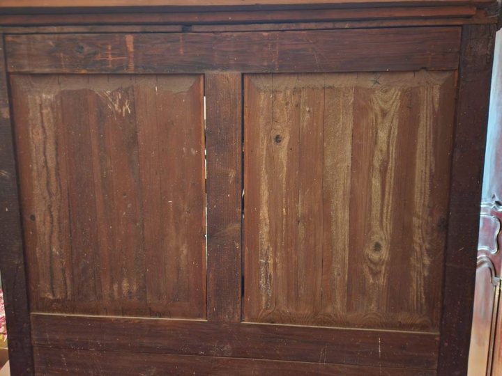 Armoire Louis XIV en noyer mouluré et sculpté à décor de rinceaux feui