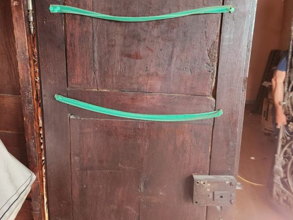 Armoire Louis XIV en noyer mouluré et sculpté à décor de rinceaux feui