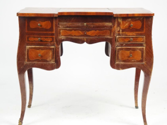 Vente aux enchères Coiffeuse d'homme Louis XV en marqueterie. Dim. 74,5 x 50 x 86,5 cm.