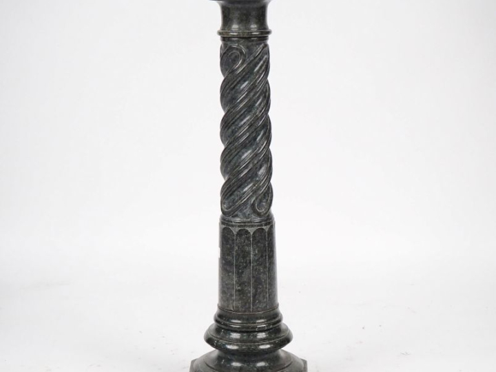 Colonne en marbre vert, fût à décor de cannelures torses. H. 100 cm Di
