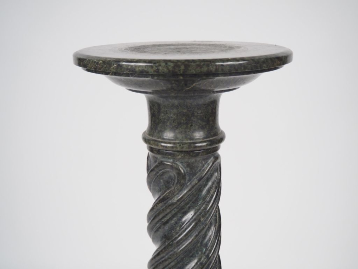 Colonne en marbre vert, fût à décor de cannelures torses. H. 100 cm Di