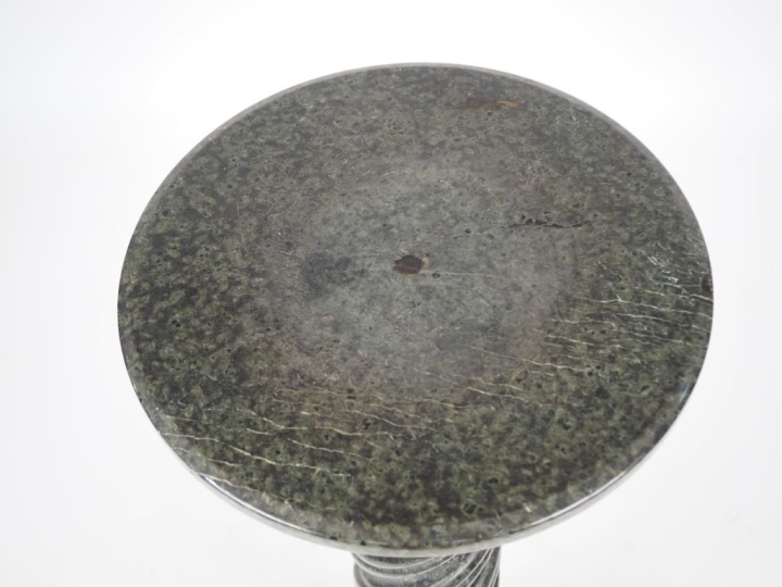 Colonne en marbre vert, fût à décor de cannelures torses. H. 100 cm Di