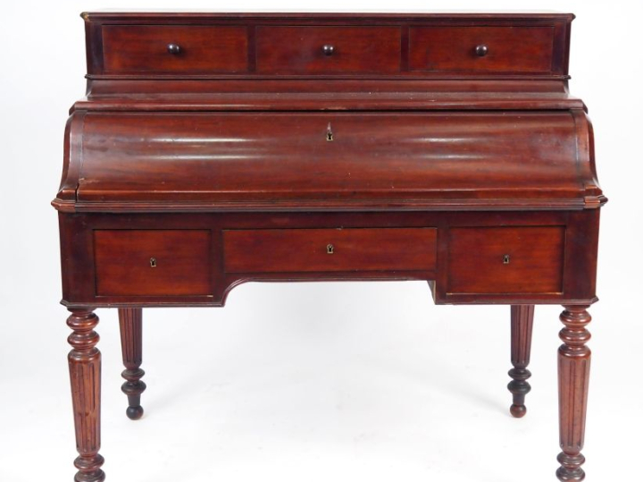 Bureau à gradin Napoléon en placage d'acajou. Dim. 110 x 114,5 x 61 cm