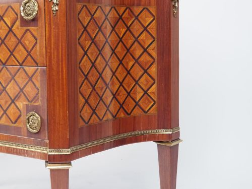 Commode de style Louis XVI en marqueterie, à décor de croisillons et d