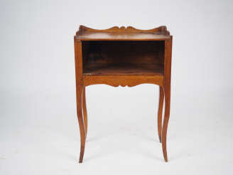 Vente aux enchères Chevet de style Louis XV en noyer, pieds galbés. Dim. 73 x 52,5 x 31 c