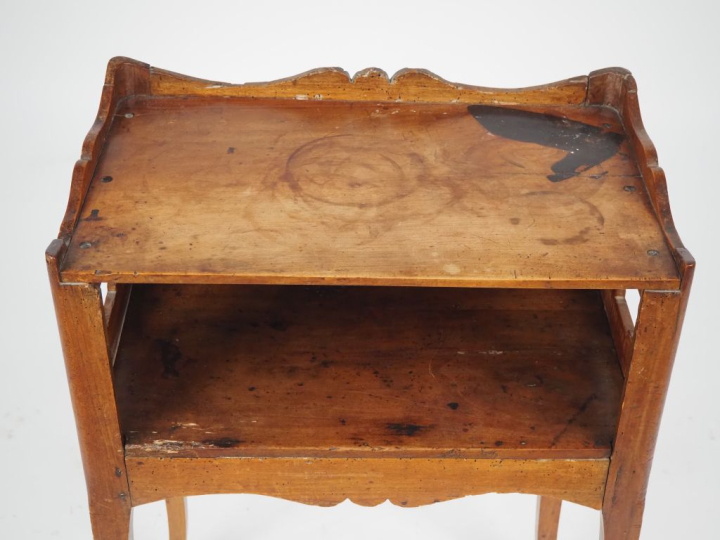 Chevet de style Louis XV en noyer, pieds galbés. Dim. 73 x 52,5 x 31 c