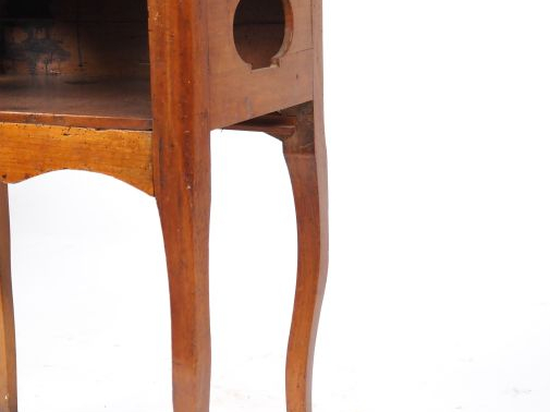 Chevet de style Louis XV en noyer, pieds galbés. Dim. 73 x 52,5 x 31 c