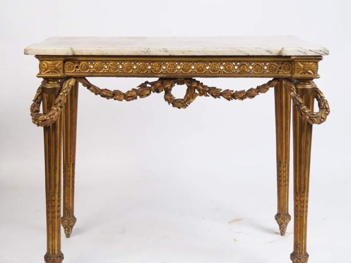 Console XIXème de style Louis XVI en bois sculpté et doré, à décor de 