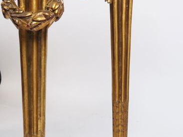 Console XIXème de style Louis XVI en bois sculpté et doré, à décor de 