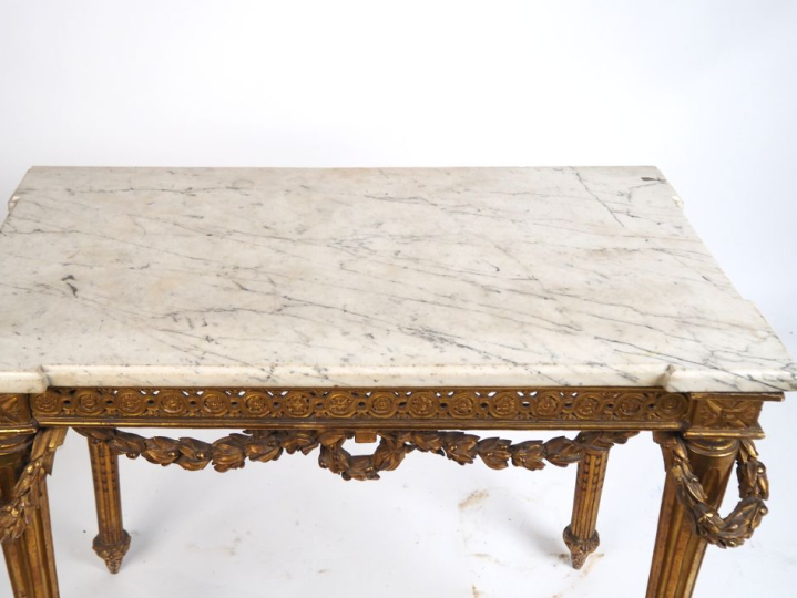 Console XIXème de style Louis XVI en bois sculpté et doré, à décor de 