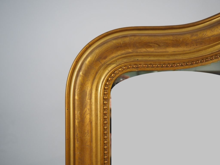 Glace de cheminée Napoléon III en bois et stuc doré, à décor de perles