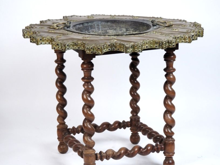 Braséro de style Louis XIV en bronze, laiton et cuivre, posé sur un pi