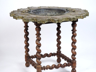 Vente aux enchères Braséro de style Louis XIV en bronze, laiton et cuivre, posé sur un pi