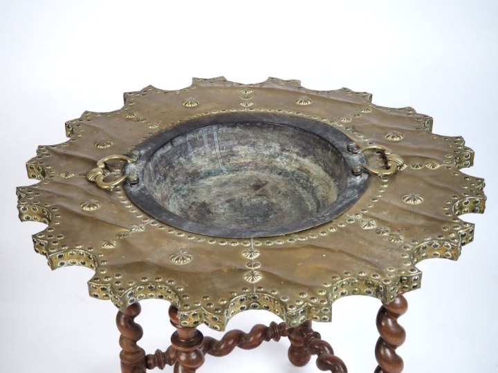 Braséro de style Louis XIV en bronze, laiton et cuivre, posé sur un pi