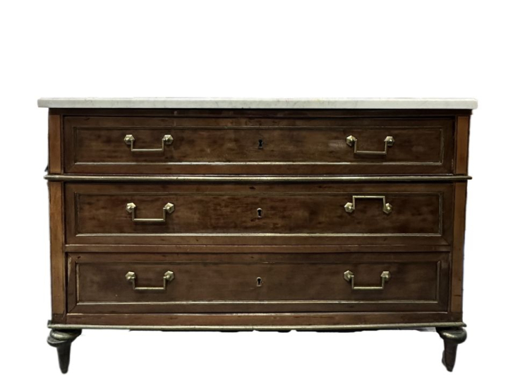 Commode Louis XVI en acajou et de placage d'acajou, ouvrant à trois ti