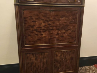 Vente aux enchères Secrétaire à abattant Louis XVI en acajou et placage d'acajou moucheté