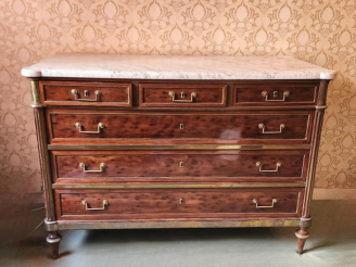 Vente aux enchères Commode Louis XVI en acajou et placage d'acajou chenillé, ornementatio