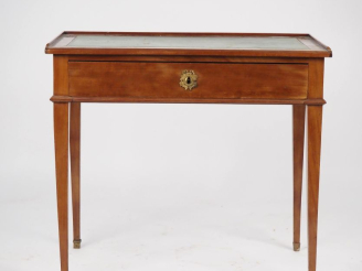 Vente aux enchères Table à écrire Directoire en acajou et placage d'acajou flammé ouvrant