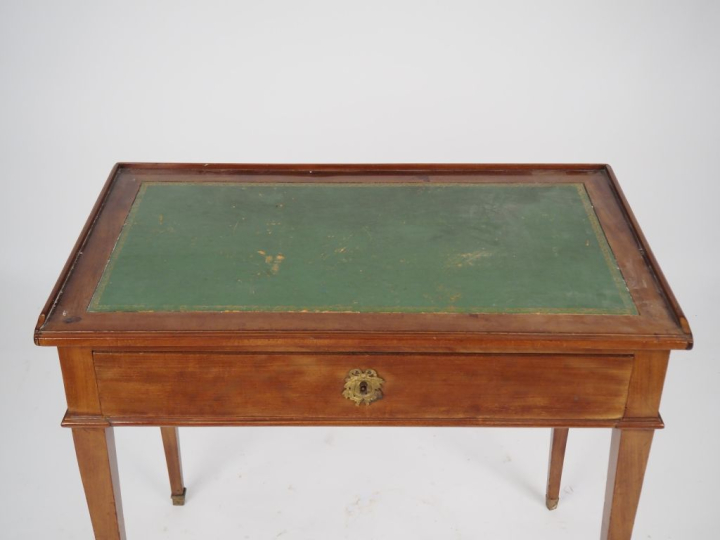 Table à écrire Directoire en acajou et placage d'acajou flammé ouvrant